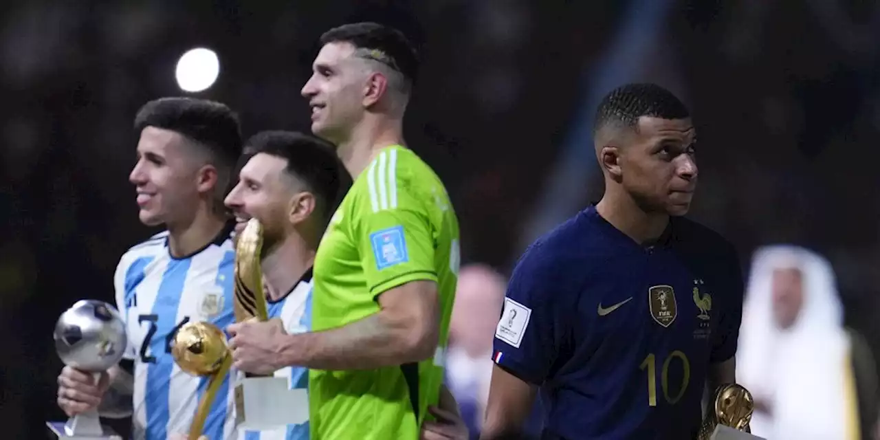 Dipimpin Emiliano Martinez, Ruang Ganti Timnas Argentina Berikan 'Minute of Silence' untuk Kylian Mbappe - Bola.net