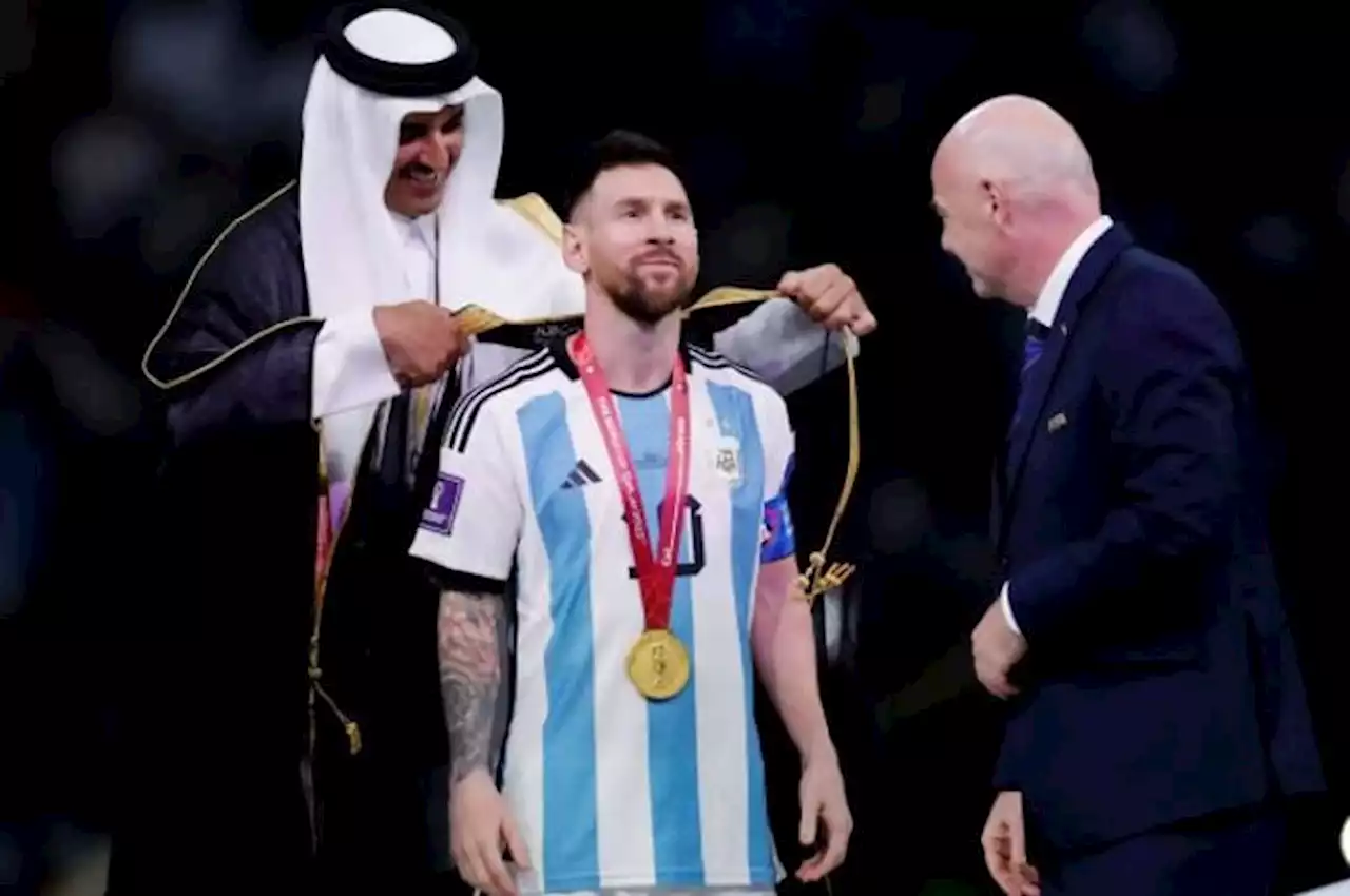 Mengenal Bisht, Jubah Khas Arab yang Dikenakan Lionel Messi Saat Angkat Trofi Piala Dunia 2022 - Bolasport.com