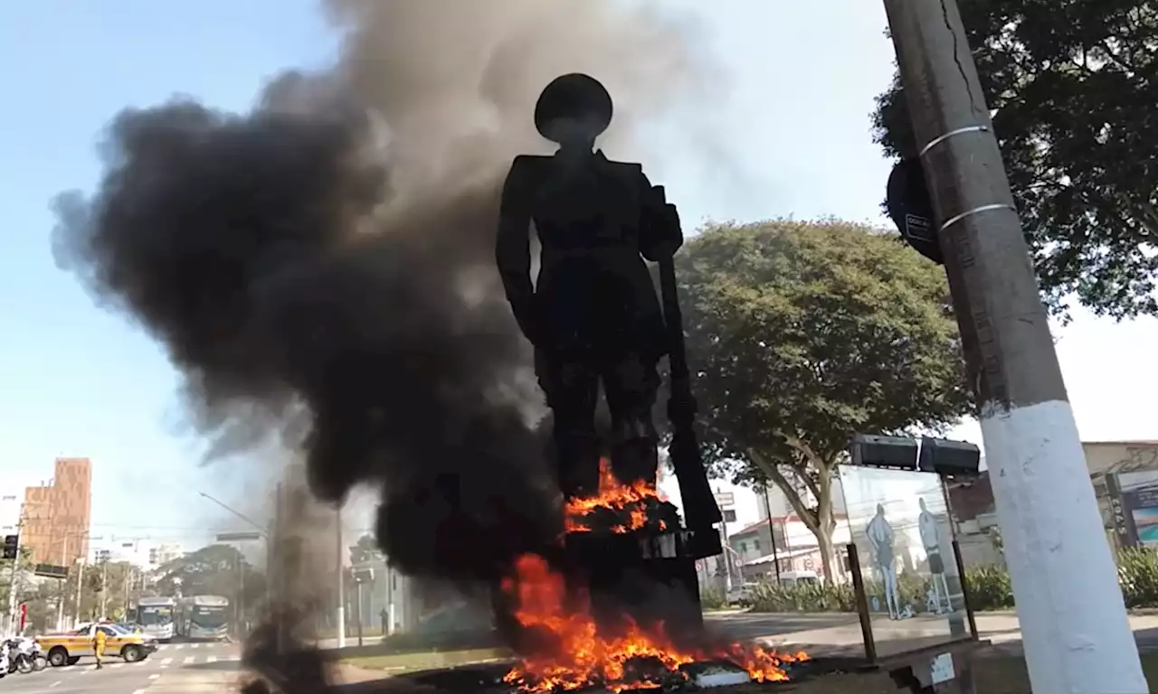 Justiça condena Paulo Galo por incêndio em estátua de Borba Gato, em São Paulo