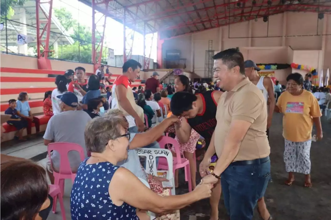 Cordova: 2,245 senior citizens get P1,000 cash aid from town gov’t