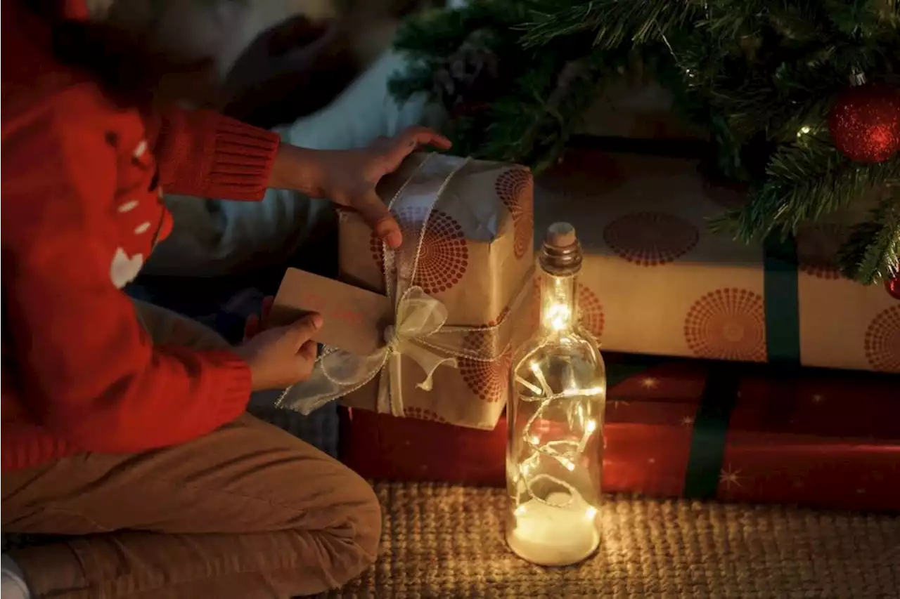 Pour apprendre l'humilité à son fils cette maman prévoit de cacher son cadeau de Noël