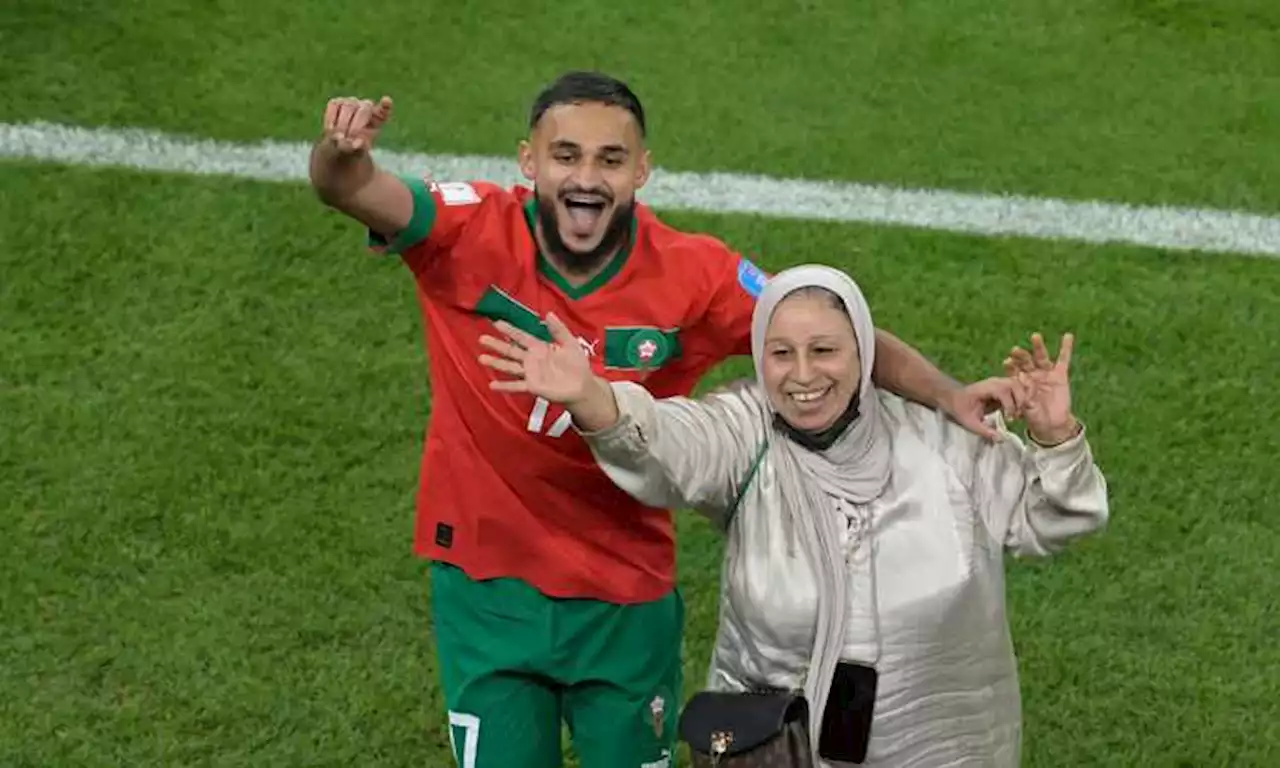 La madre di Boufal, l'abbraccio Hakimi-Mbappé e non solo: le foto più belle dei Mondiali