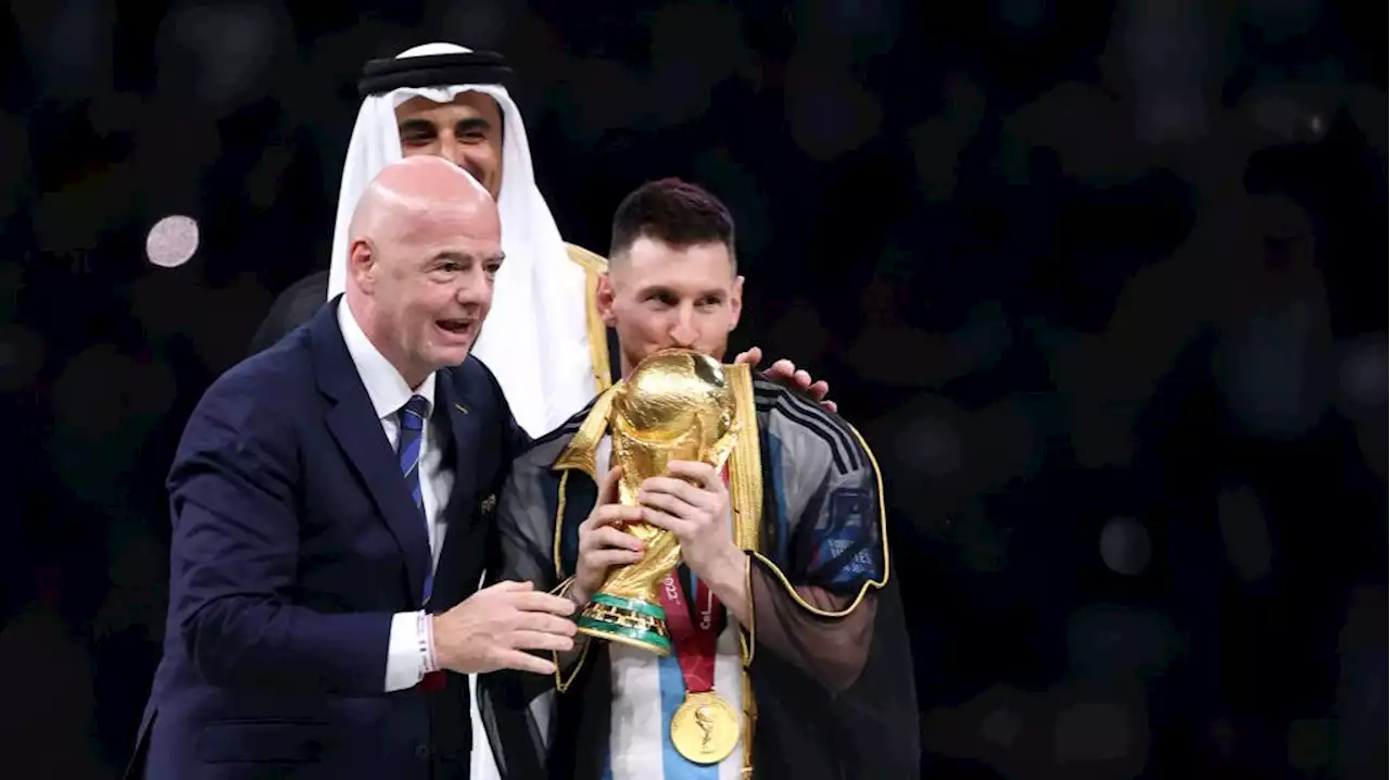 ¿Qué es la capa que le pusieron a Messi cuando recibió la Copa del Mundo?