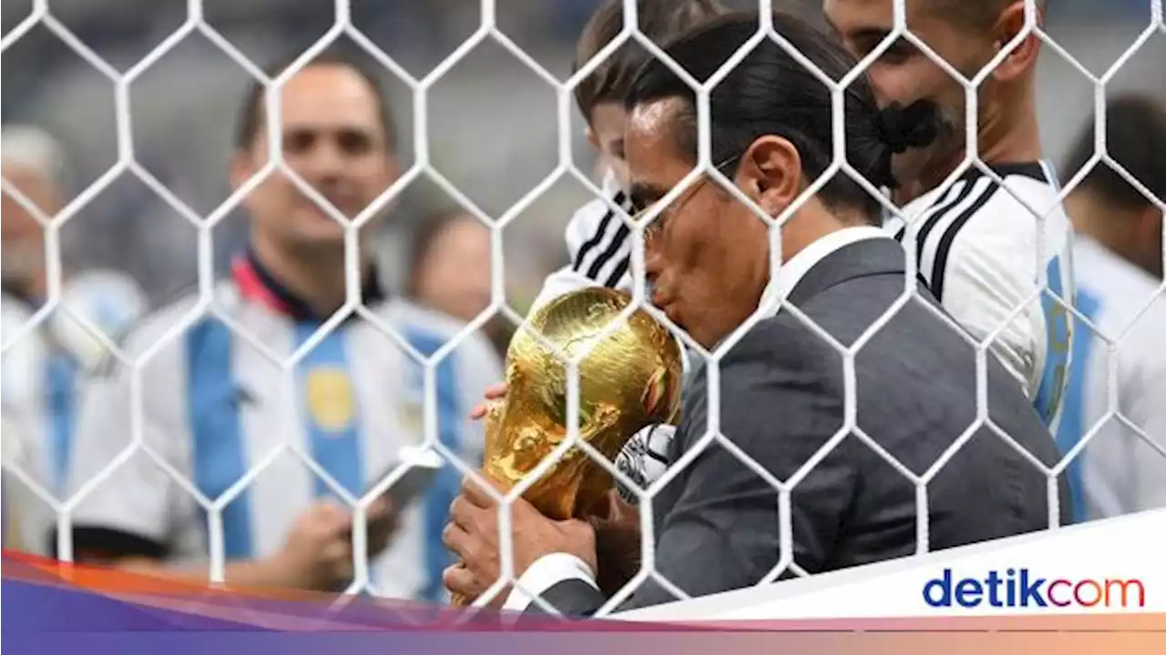 Salt Bae Pegang-Kecup Trofi Piala Dunia, Bikin Netizen Panas!