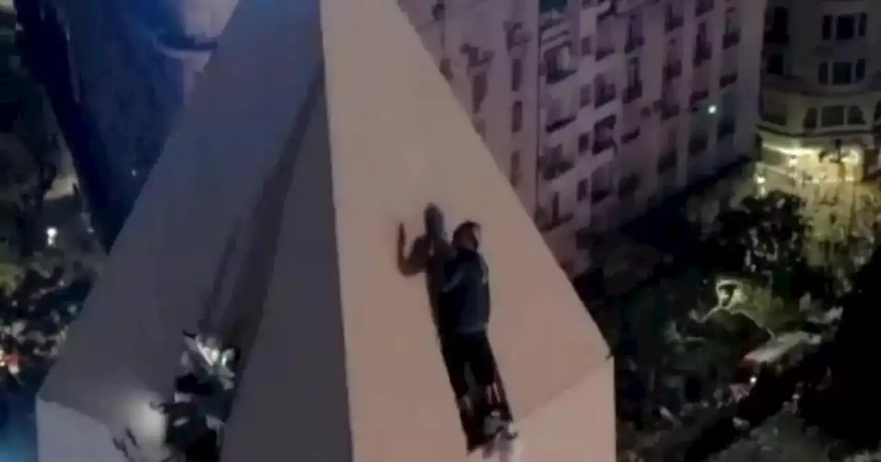 Un peligroso festejo: lo tuvieron que bajar de la punta del Obelisco