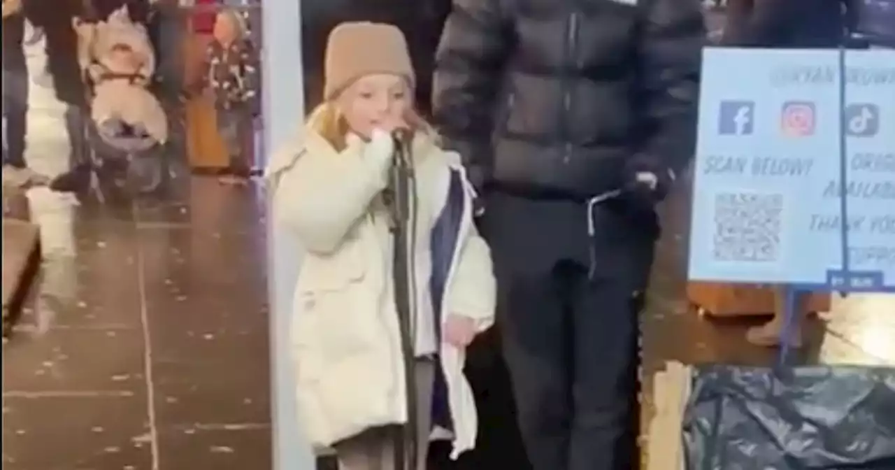 Adorable moment busker hands mic to schoolgirl to perform to Glasgow crowds