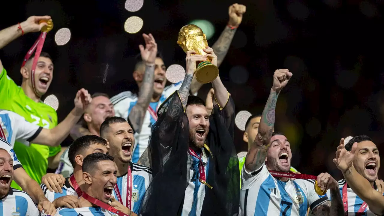 Voici pourquoi Lionel Messi a soulevé la Coupe du monde avec un “bisht” sur les épaules