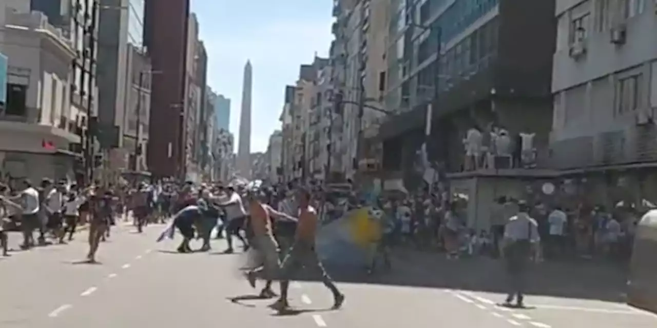 Un giro in bici per Buenos Aires mentre l'Argentina vinceva i Mondiali | Flashes - Il Post