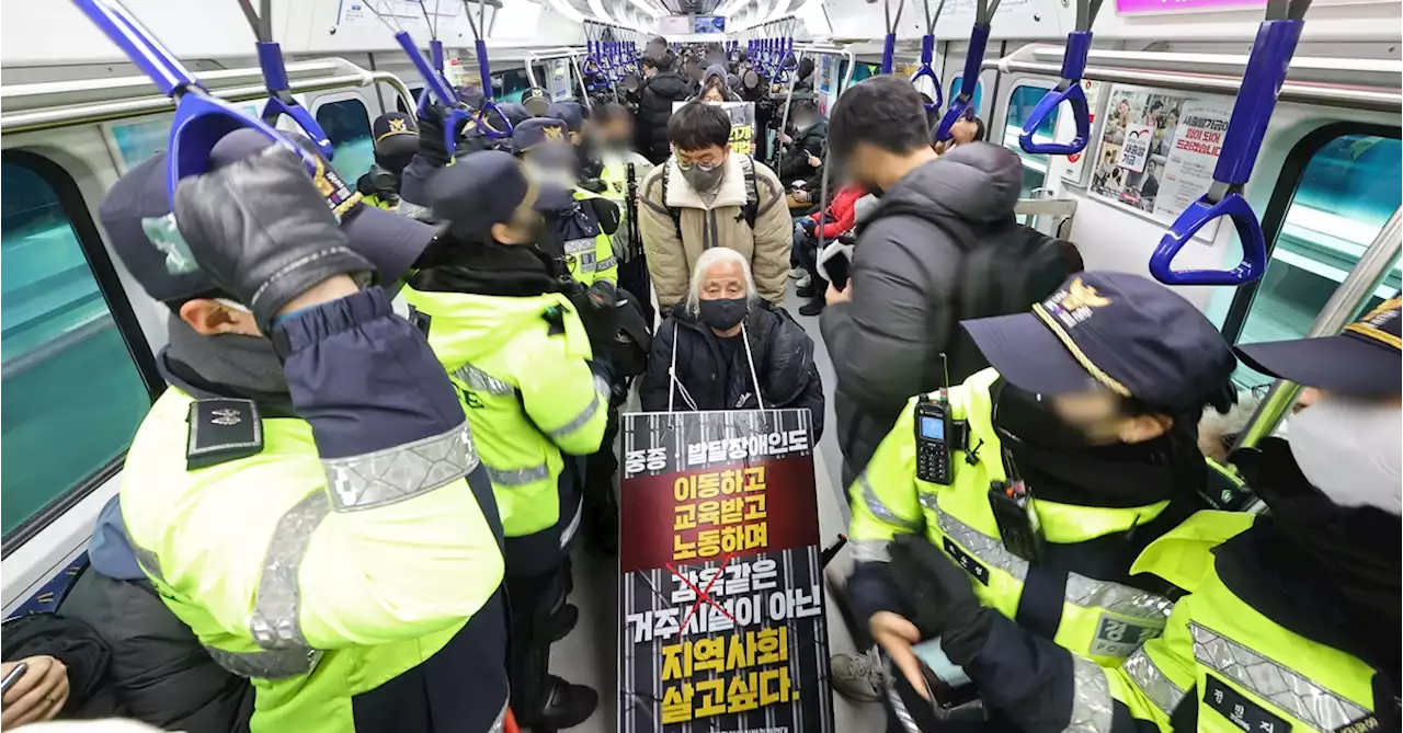 용산역에만 17분 멈췄다…전장연 출근길 기습에 '좀 그만하라' | 중앙일보