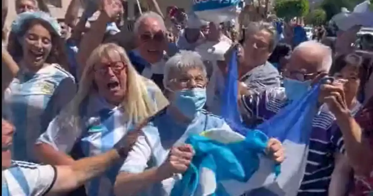 Video: la abuela “la la la la la” salió a festejar la Copa y sus vecinos le cantaron su famosa canción | Viral | La Voz del Interior