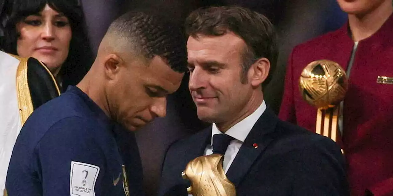 Au Qatar, Macron « champion du monde de la gêne », selon l'opposition