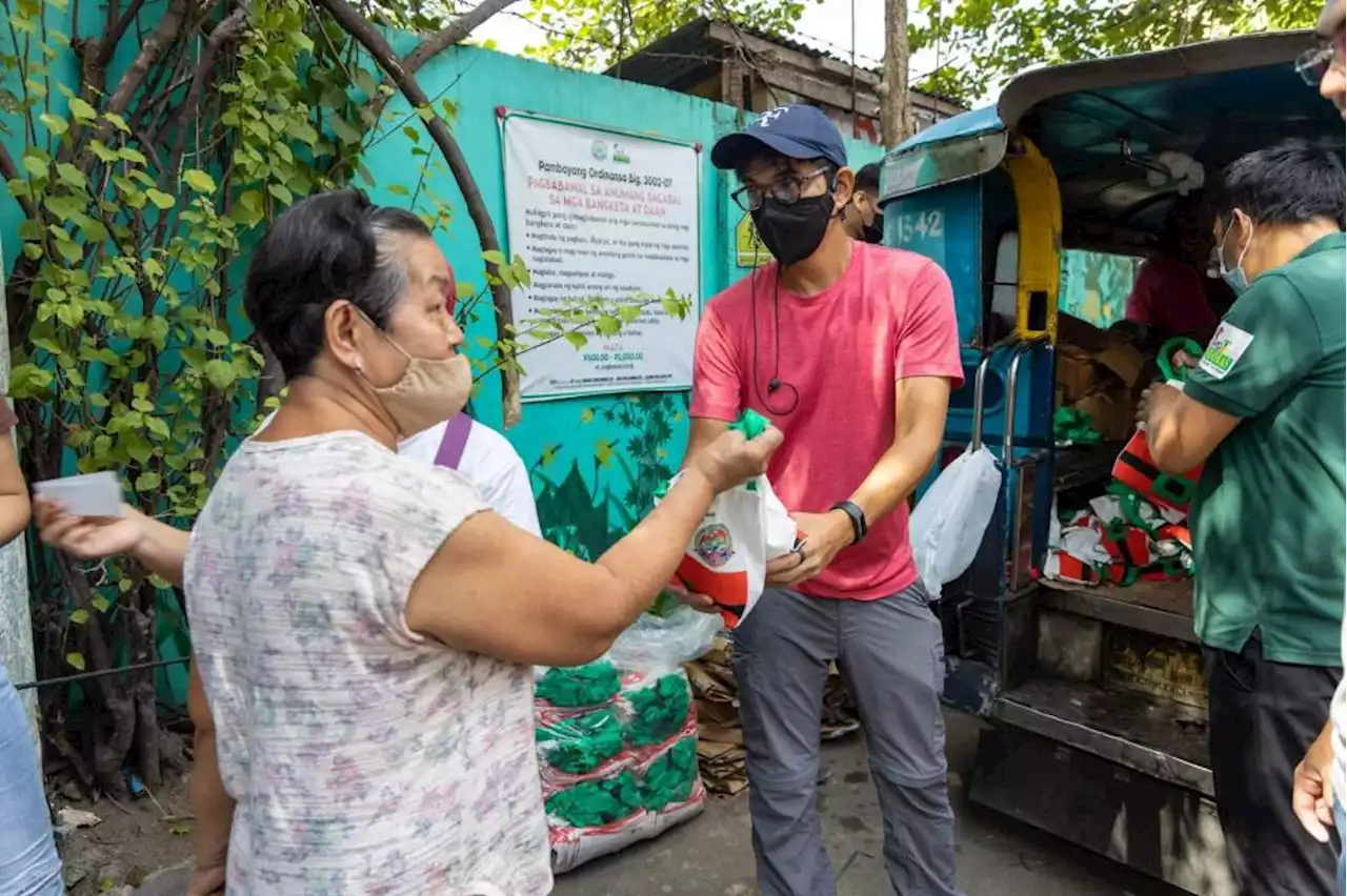 Navotas LGU distributes Christmas hams to over 37,000 families