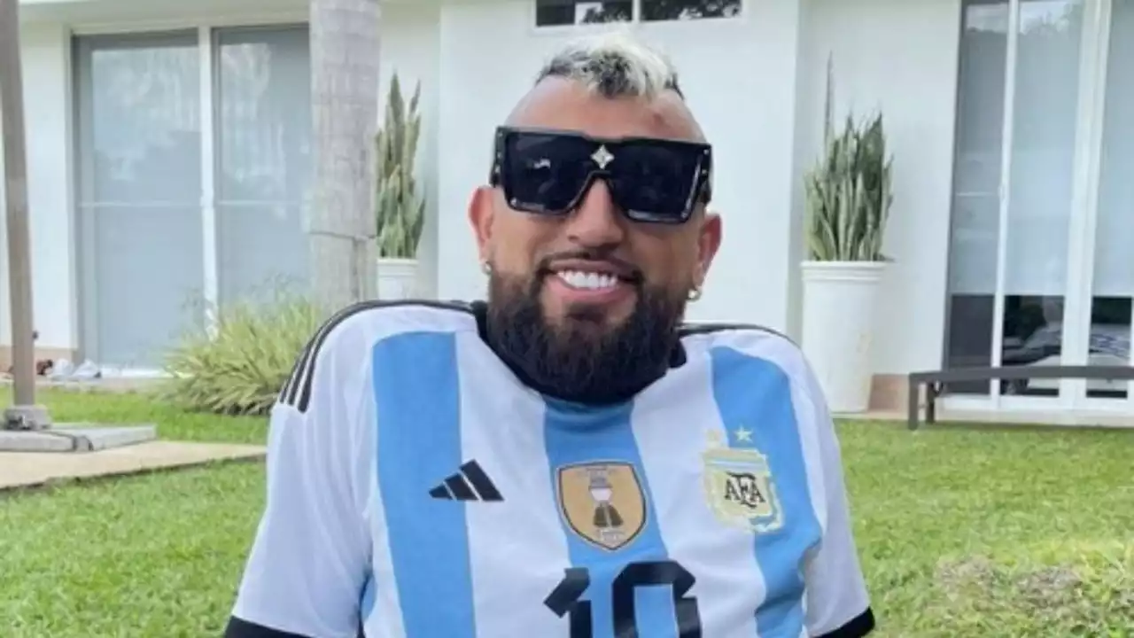 Arturo Vidal felicitó a Lionel Messi y festejó con la camiseta de la Selección Argentina