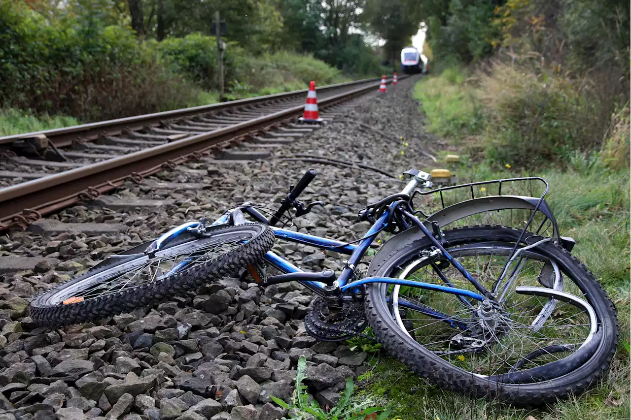 Radfahrerin (14) von Zug getötet: Wurden ihr Kopfhörer zum Verhängnis?