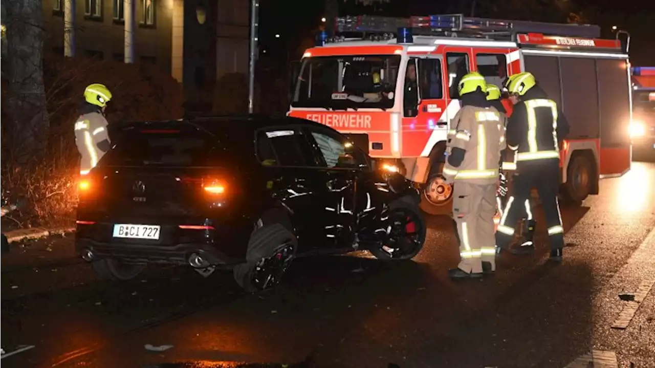 Berlin-Mitte: Auto schleudert über Mittelinsel und fährt Ampel um