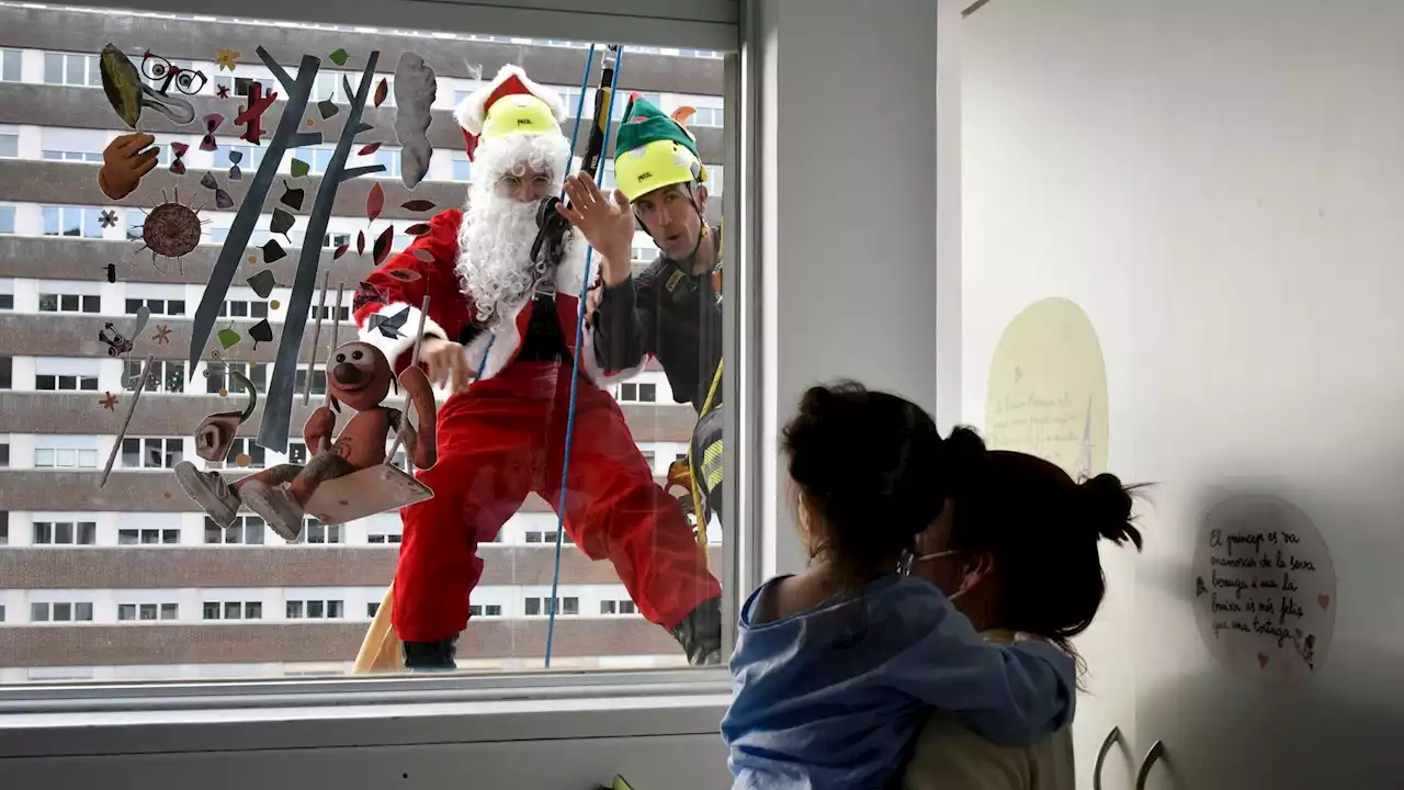 Papá Noel visita a los niños ingresados en el Hospital Can Ruti: 'Todo cura, es una alegría'