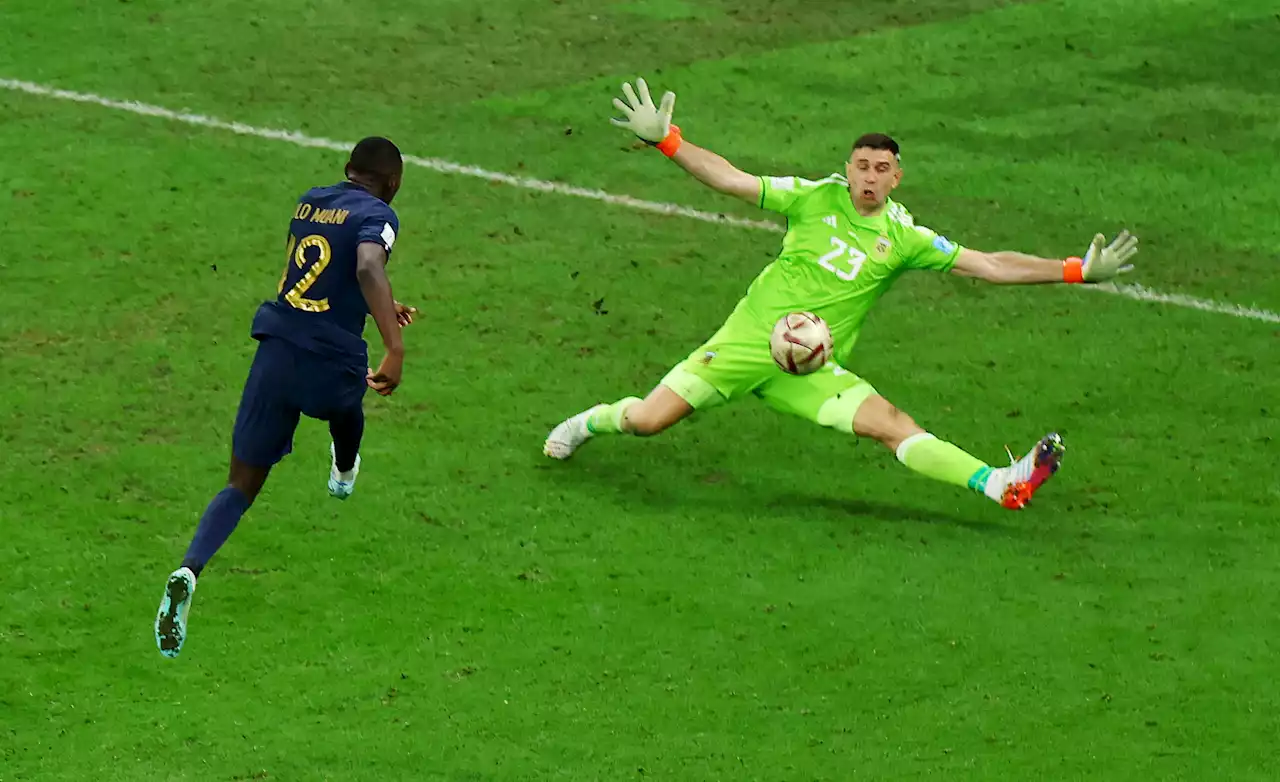 Emiliano Martínez’s heroics save Argentina in clutch for World Cup title