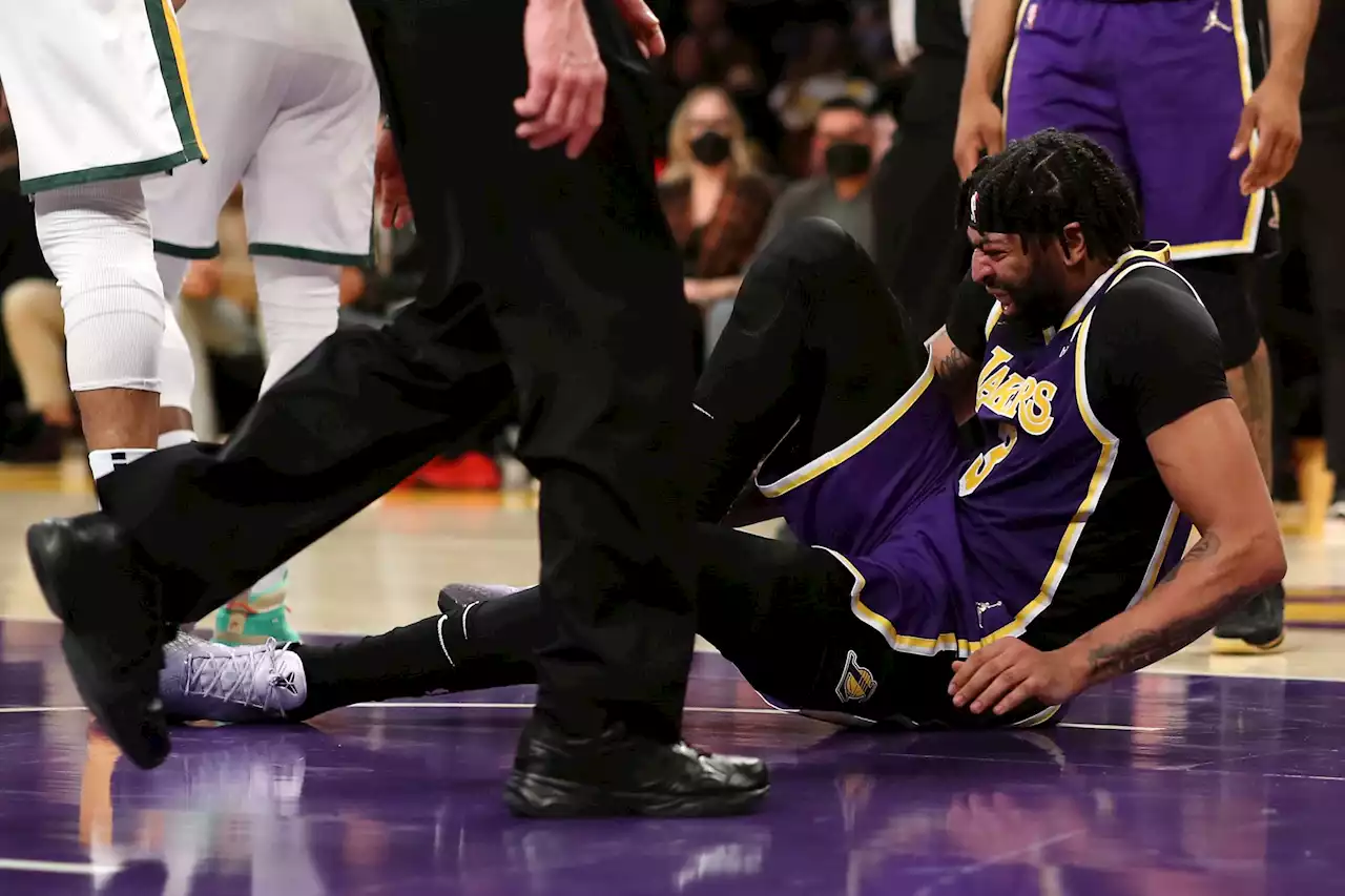 Lakers’ Anthony Davis out at least one month with right foot injury