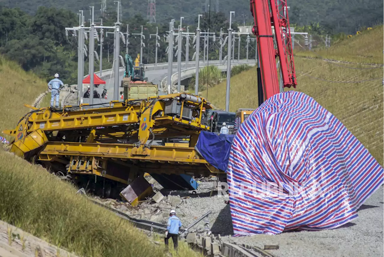 Lokomotif Kereta Cepat Terguling di Padalarang, Dua Pekerja China Tewas |Republika Online