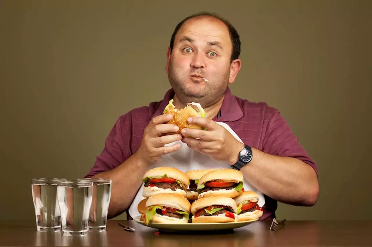 Fast-eating ou compétition alimentaire : un médecin révèle ce que cela implique pour le corps