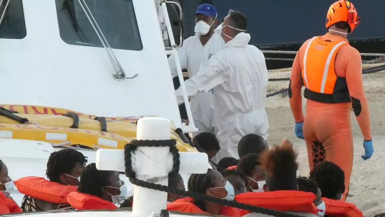 Muere una niña de dos años tras un naufragio de un barco con 43 migrantes en Lampedusa