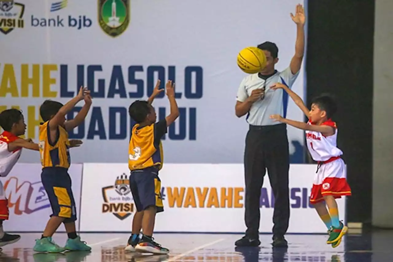 Potret Aksi Jan Ethes Bermain Basket Laga Persahabatan di Sritex Arena Solo