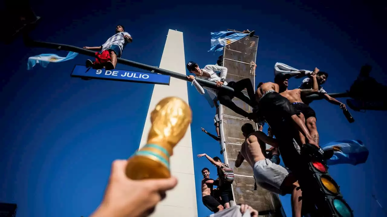 Bilderna visar galna firandet i Buenos Aires efter VM-guldet – gatorna fylls