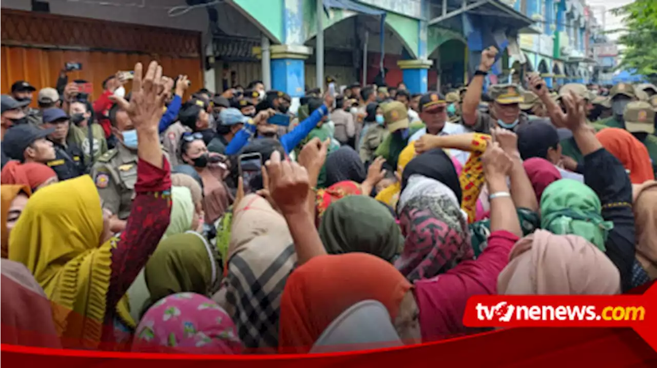 Ratusan Pedagang Pasar Tradisional Larangan Mengamuk, Terlibat Aksi Saling Dorong dengan Satpol PP saat Penertipan