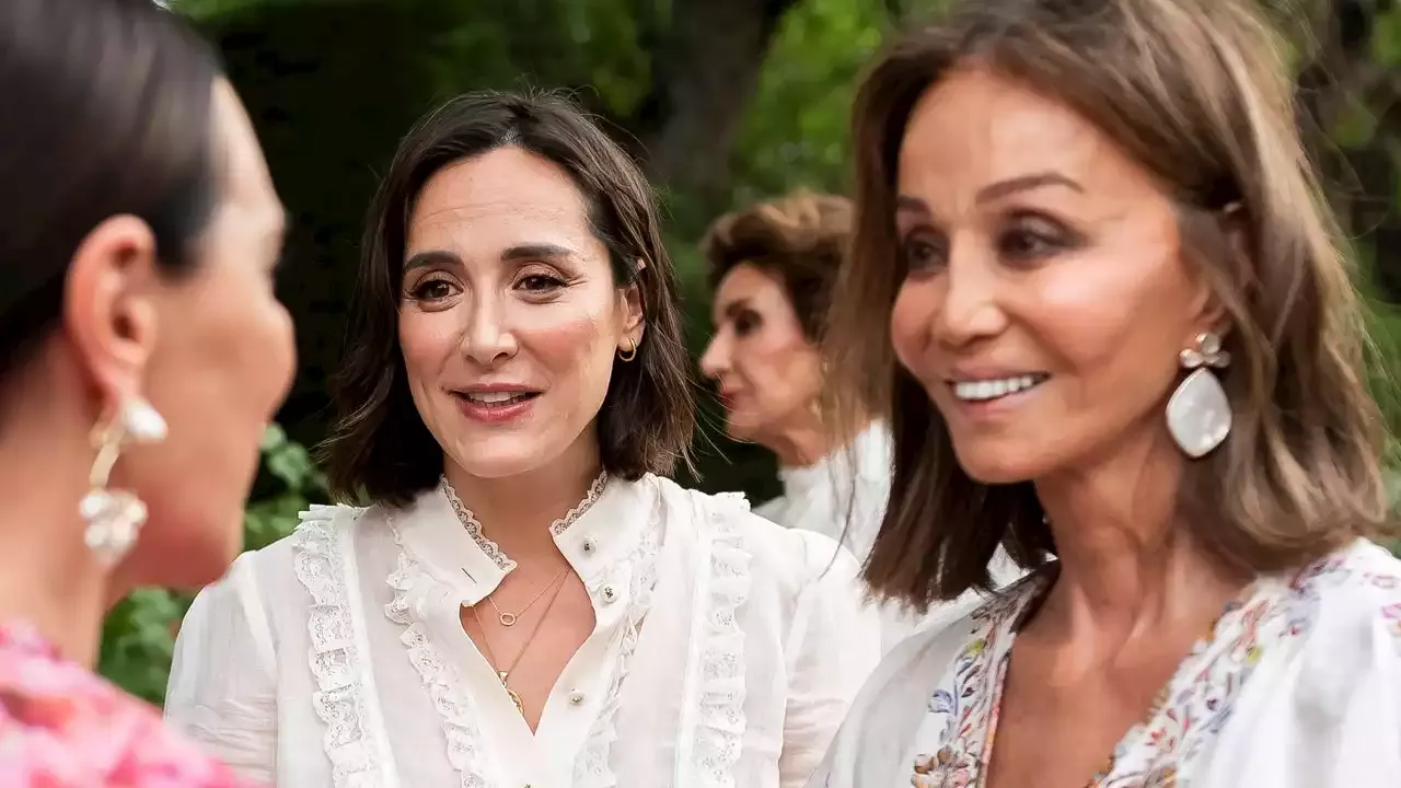 Tamara Falcó De Pertegaz, Isabel Preysler Con Vestido-abrigo Azul Y Ana ...