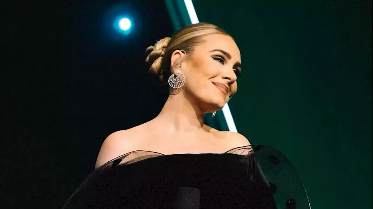 Adele, majestueuse dans cette robe noire signée d'une maison française