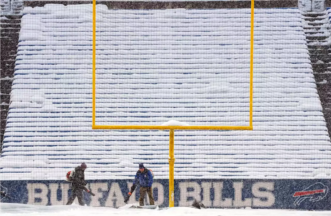 Snow pummels parts of Northeast; thousands without power