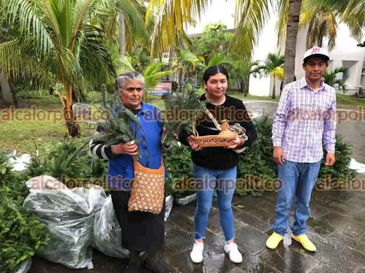 Artesanas de Perote producen adornos navideños ecológicos