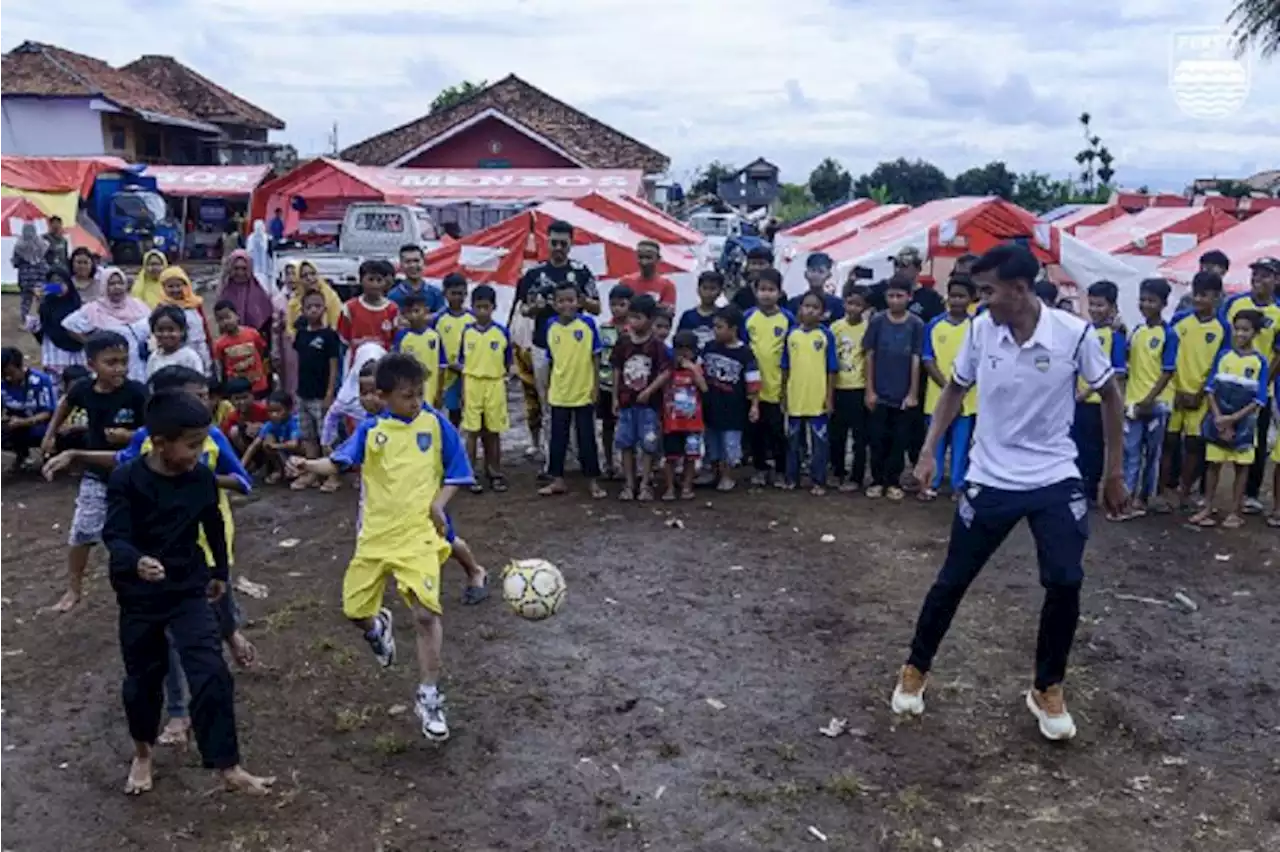 Kakang dan Robi hibur anak-anak korban gempa Cianjur lewat 'Sauyunan'