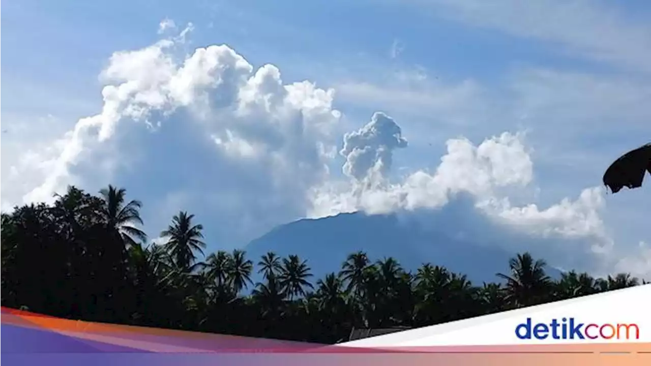 Erupsi Gunung Ibu Semburkan Abu Vulkanik 800 Meter, Warga Diimbau Menjauh