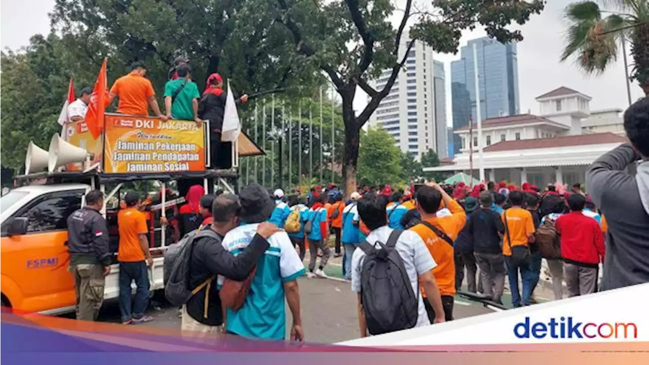 Buruh Geruduk Balai Kota DKI Minta UMP Naik 10,55%, Ini Tuntutan Lengkapnya