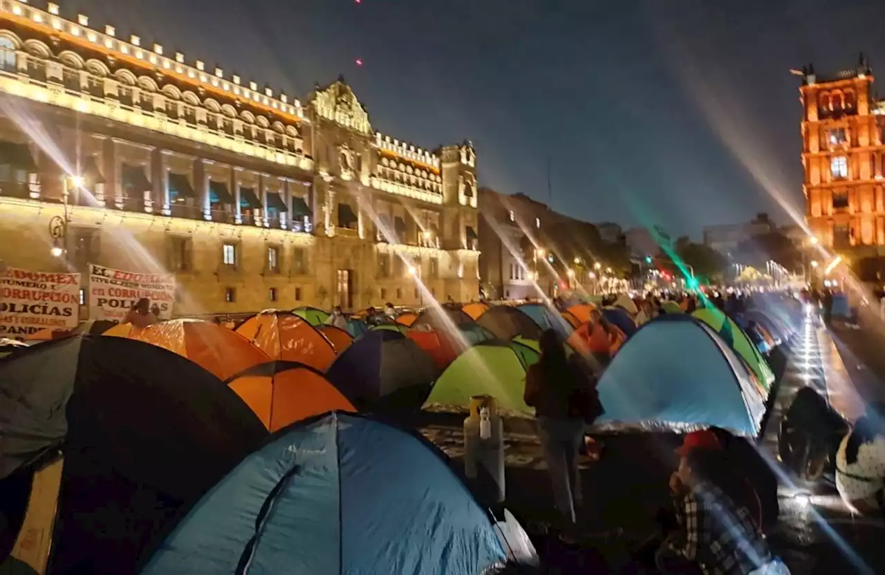 Maestros de Guerrero levantan plantón del Zócalo