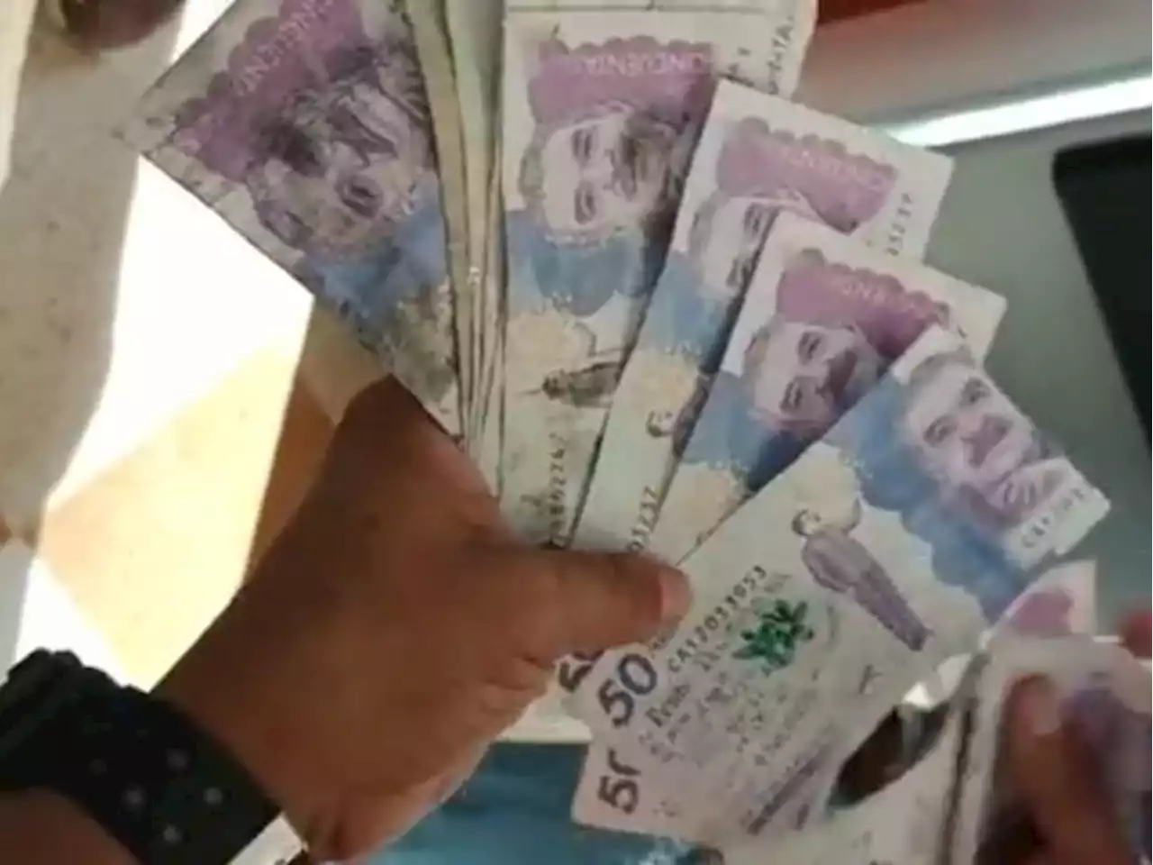 En video: cajero que botó billetes falsos, rotos y quemados, ¿qué se sabe?