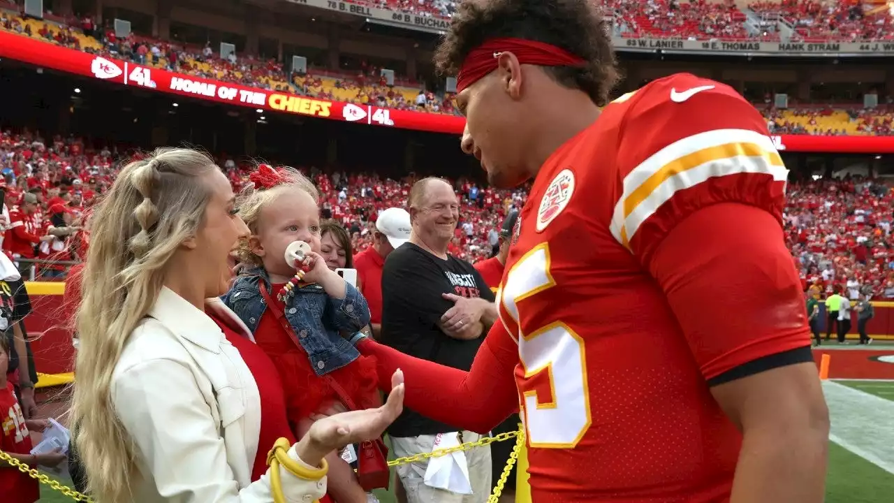 Patrick and Brittany Mahomes' Daughter Meets Newborn Baby Brother: Pic