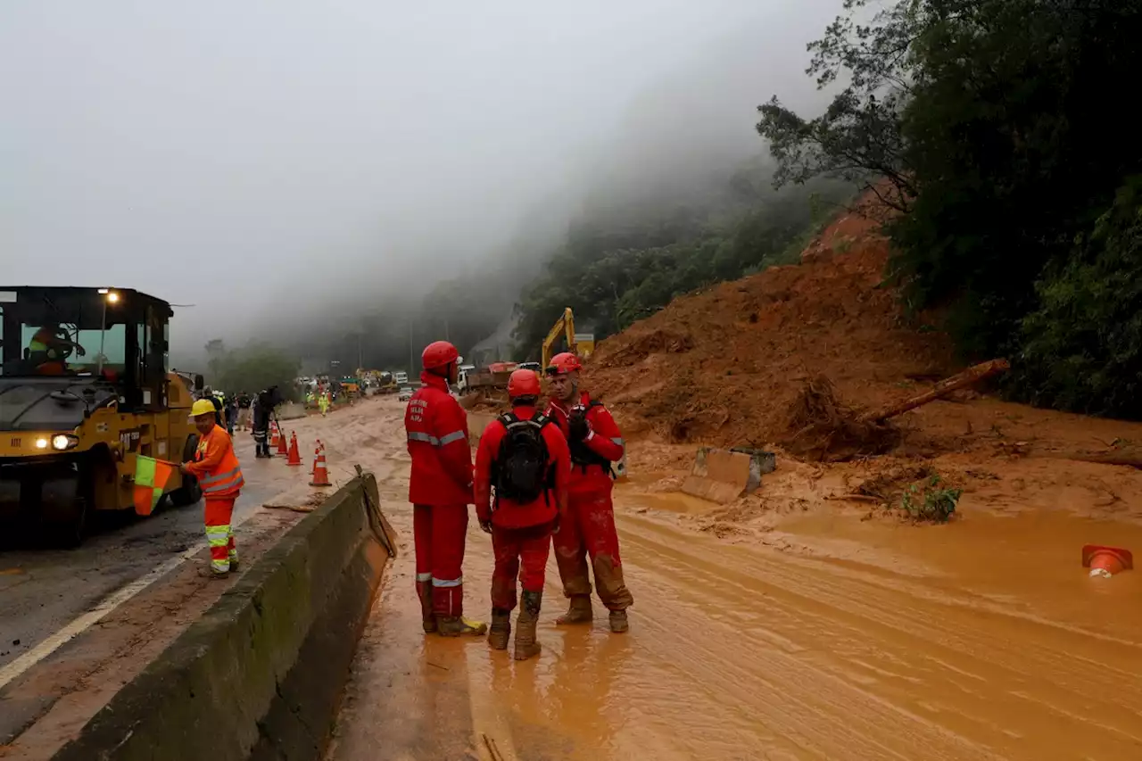 Corpo de Bombeiros encerra buscas por vítimas em deslizamento na BR-376, diz Governo do Paraná