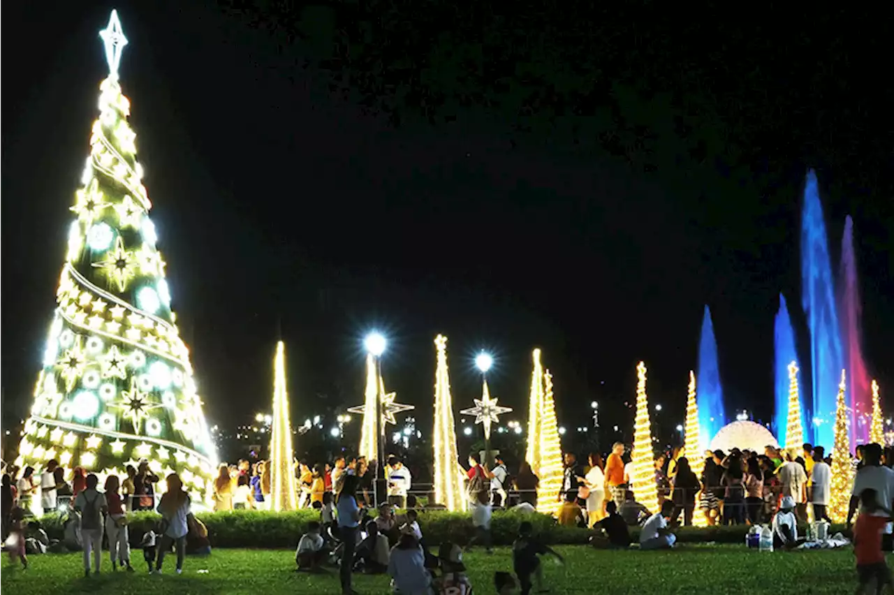 'Ramdam mo na talaga': Pinoys share snaps of Rizal Park's Christmas decors