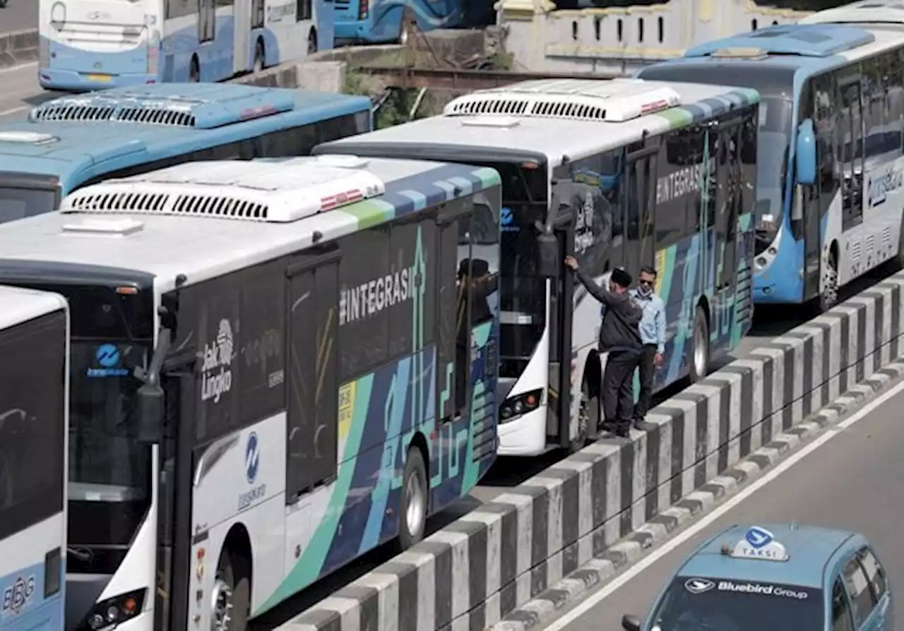 Ada Demo Buruh di Patung Kuda, Ini Pengalihan Rute Bus Transjakarta