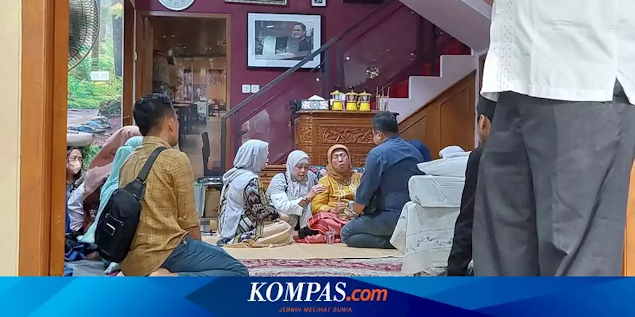 Isak Tangis Istri Ferry Mursyidan Baldan di Rumah Duka...