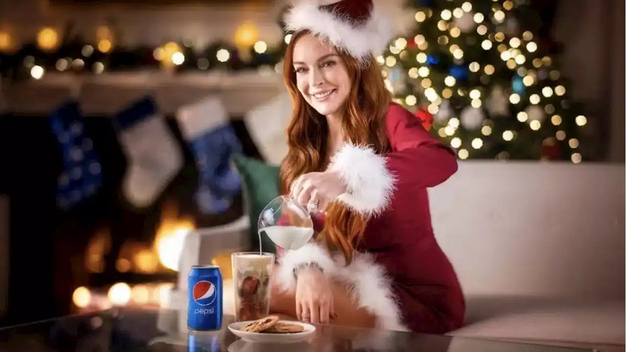 Pepsi lanza una divertida campaña navideña junto a Lindsay Lohan