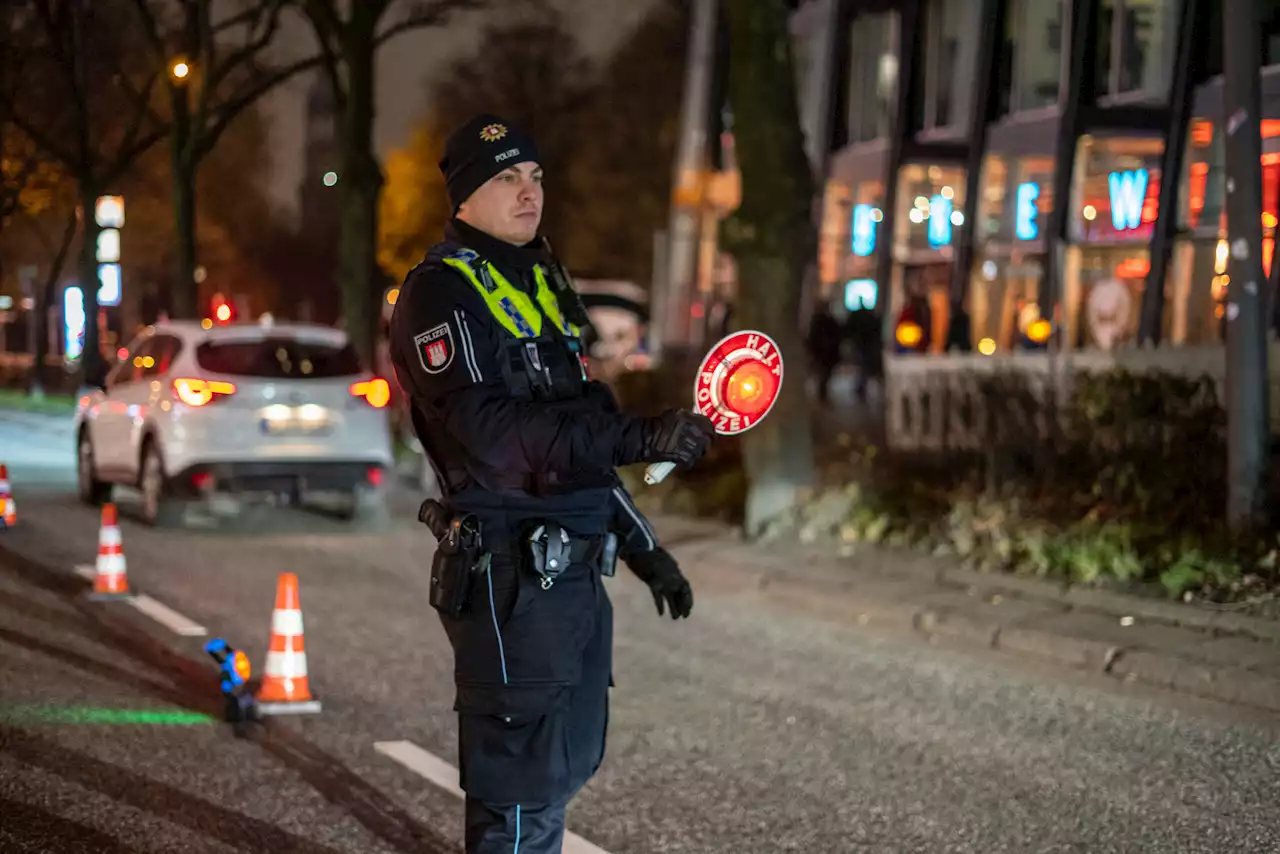 Glühweinkontrolle in Hamburg – Polizei stoppt Autos auf Reeperbahn