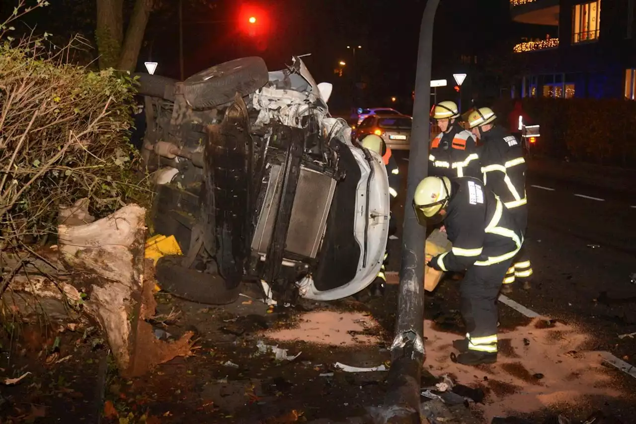 Straßenrennen? Auto knallt gegen Laternenmast – Vollsperrung