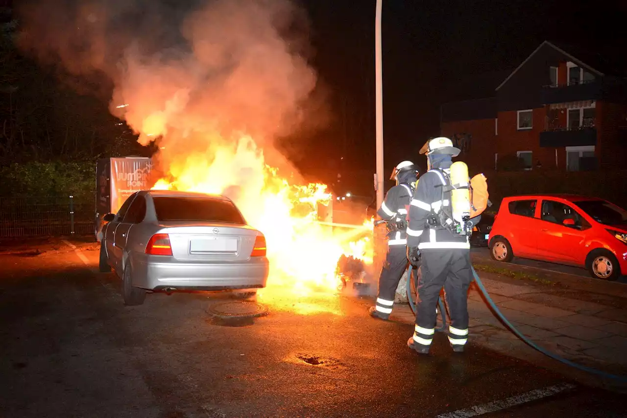 Schon wieder Brand in Hamburger Stadtteil: Auto lichterloh in Flammen