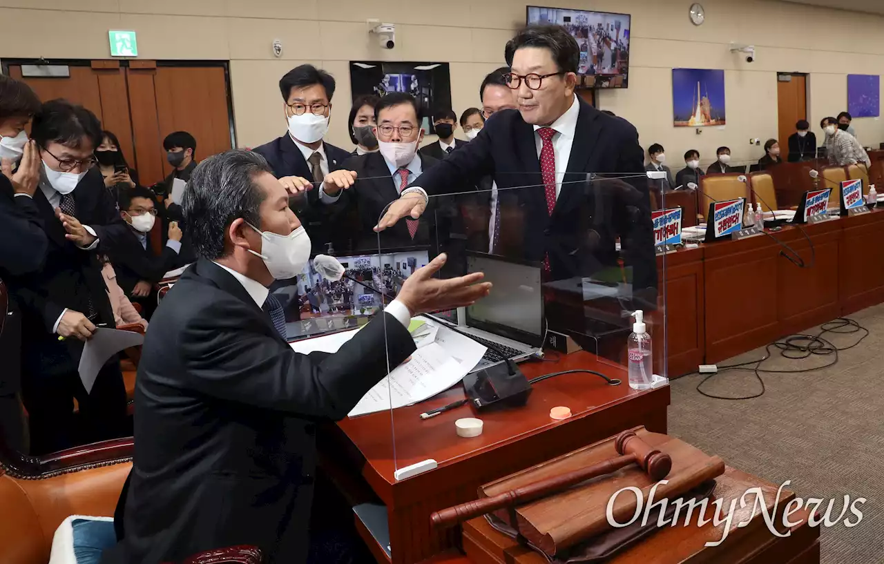 방송법, 고성 속 과방위 통과... 권성동 '개판'-정청래 '계속 떠드시든가'