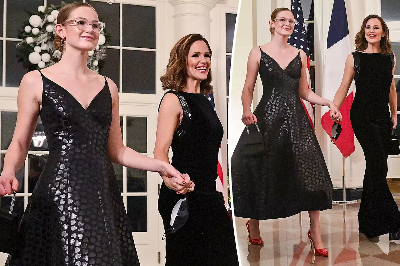 Jennifer Garner twins with daughter Violet, 17, at White House state dinner