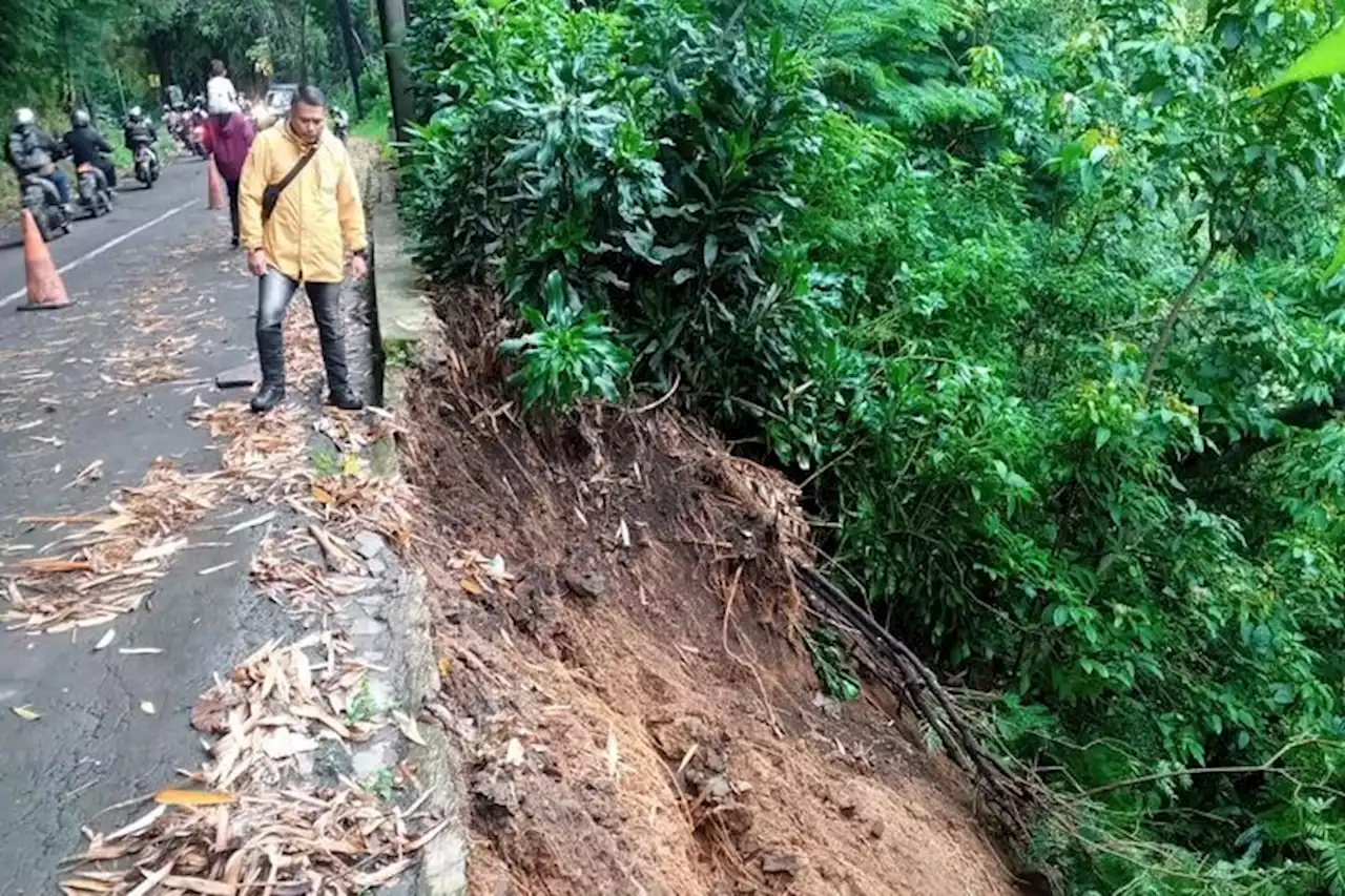 Longsor Gerus Akses Curug Cimahi di Cisarua, Kabupaten Bandung Barat - Pikiran-Rakyat.com