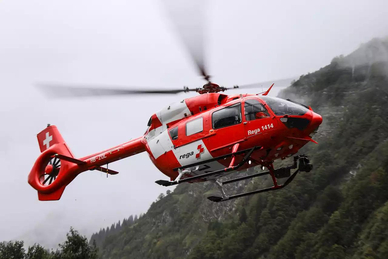 Dank Instrumentenflug – Rega fliegt Patientin trotz schlechter Sicht von La Chaux-de-Fonds nach Bern